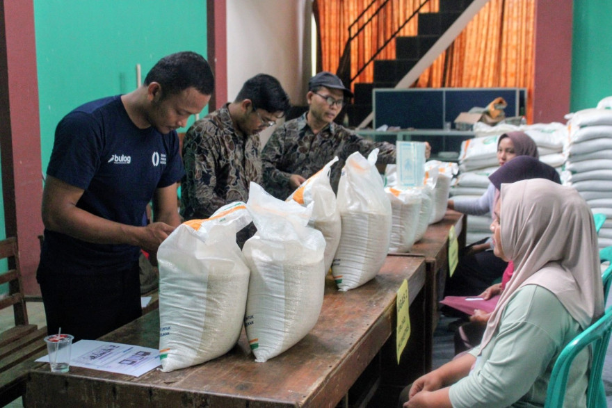 PENYALURAN BANTUAN PANGAN BERAS DAN MINYAK PERIODE OKTOBER-NOVEMBER 2025