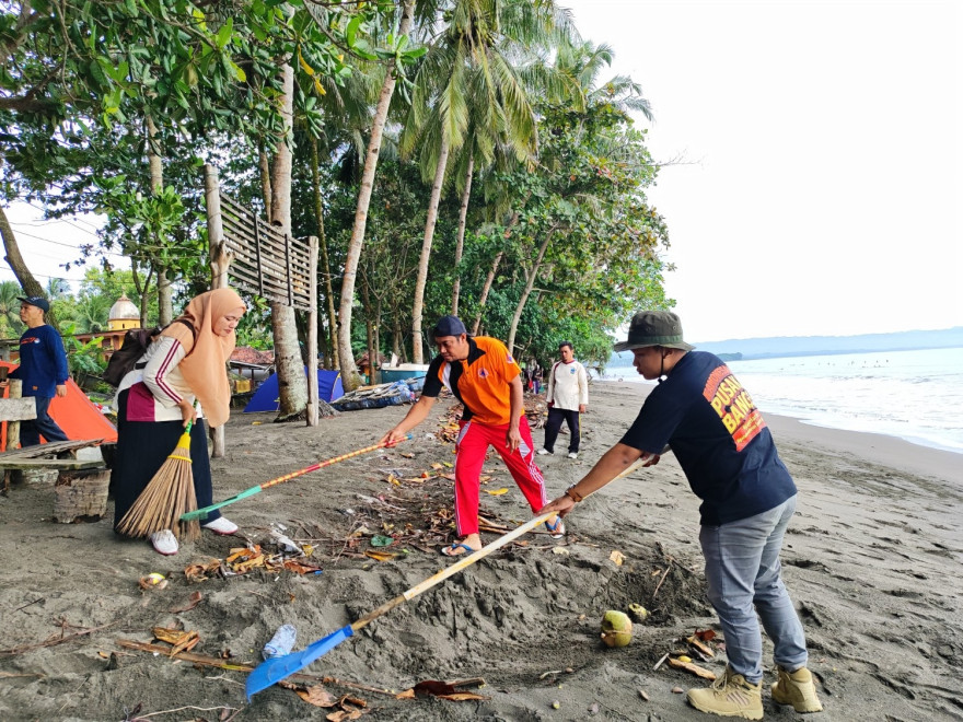 Kegiatan Operasi Bersih Pemdes Batukaras